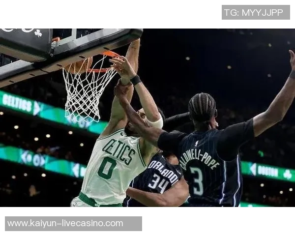 雄鹿与雷霆激战正酣NBA赛场上演精彩对决引发球迷热议